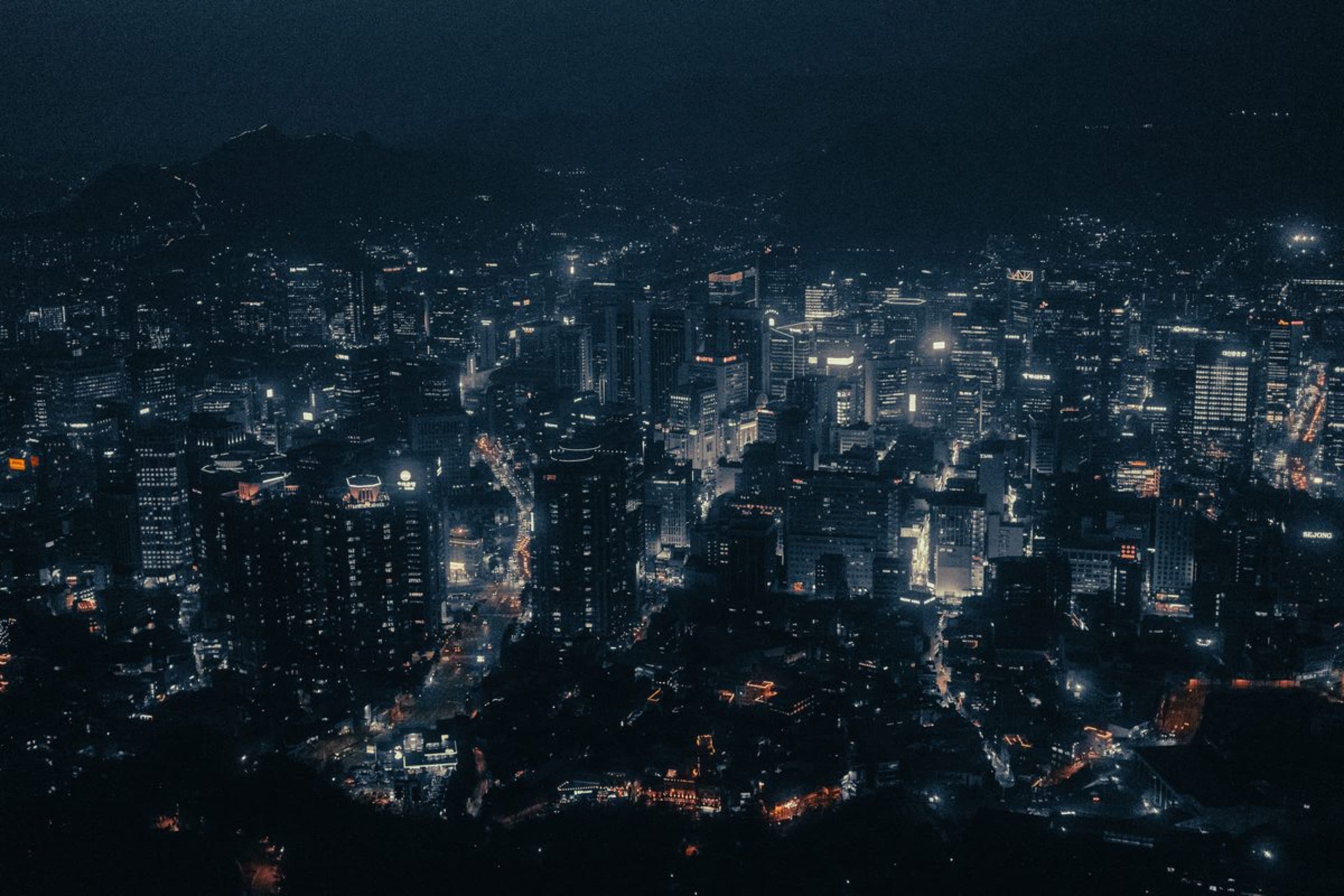 남산에서 내려다본 서울 야경, 지평선까지 이어지는 도시의 불빛