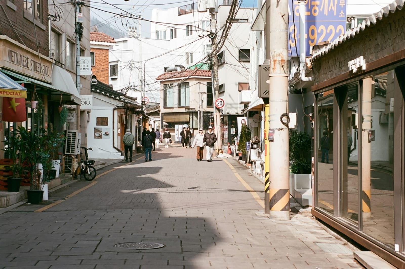 가게와 행인이 어우러진 서울 삼청동의 보행자 거리