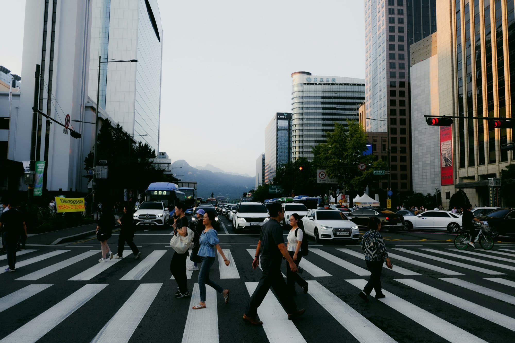 白天首尔市中心光化门路口横穿马路的行人